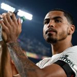 Levi Colwill bertepuk tangan kepada fans usai laga Fluminense vs Chelsea
