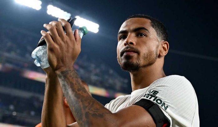Levi Colwill bertepuk tangan kepada fans usai laga Fluminense vs Chelsea