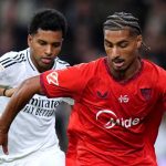Loic Bade pertahankan bola dari serangan Rodrygo