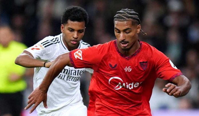 Loic Bade pertahankan bola dari serangan Rodrygo