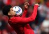 Luis Diaz mengontrol bola dengan dadanya
