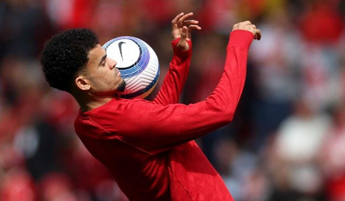 Luis Diaz mengontrol bola dengan dadanya