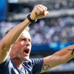 Luis Enrique merayakan kemenangan PSG atas Real Madrid
