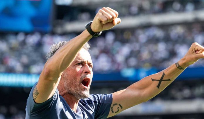 Luis Enrique merayakan kemenangan PSG atas Real Madrid