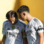 Luka Modric berbincang dengan Arda Guler