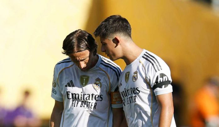 Luka Modric berbincang dengan Arda Guler