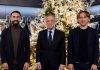 Luka Modric berdiri bersama FLorentino Perez dan Dani Carvajal