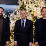 Luka Modric berdiri bersama FLorentino Perez dan Dani Carvajal