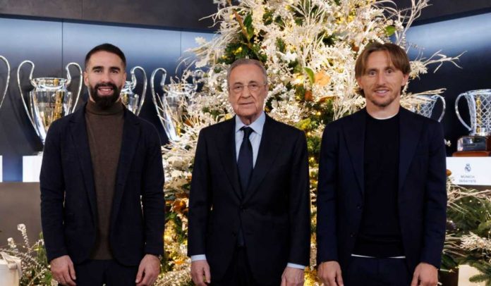Luka Modric berdiri bersama FLorentino Perez dan Dani Carvajal