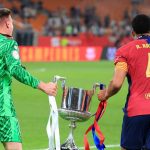 Marc-Andre ter Stegen dan Ronald Araujo rayakan kemenangan La Liga