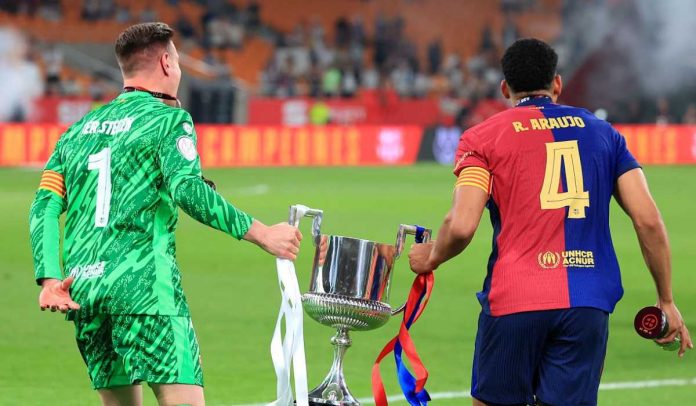 Marc-Andre ter Stegen dan Ronald Araujo rayakan kemenangan La Liga