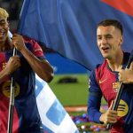 Marc Casado merayakan gelar La Liga bersama Lamine Yamal