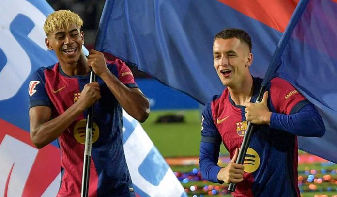 Marc Casado merayakan gelar La Liga bersama Lamine Yamal