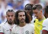 Marc Cucurella bersama para pemain Chelsea lain berbicara dengan wasit di laga kontra Fluminense