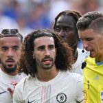 Marc Cucurella bersama para pemain Chelsea lain berbicara dengan wasit di laga kontra Fluminense