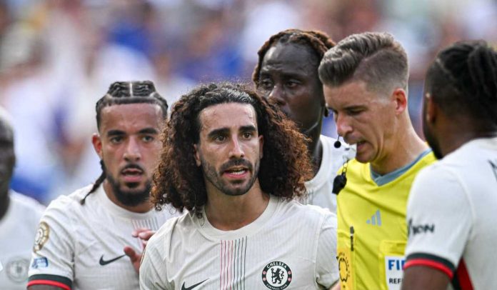 Marc Cucurella bersama para pemain Chelsea lain berbicara dengan wasit di laga kontra Fluminense