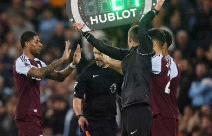 Marcus Rashford dalam sebuah laga di Aston Villa