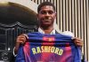 Marcus Rashford menunjukkan jersey dengan namanya di Barcelona