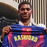 Marcus Rashford menunjukkan jersey dengan namanya di Barcelona