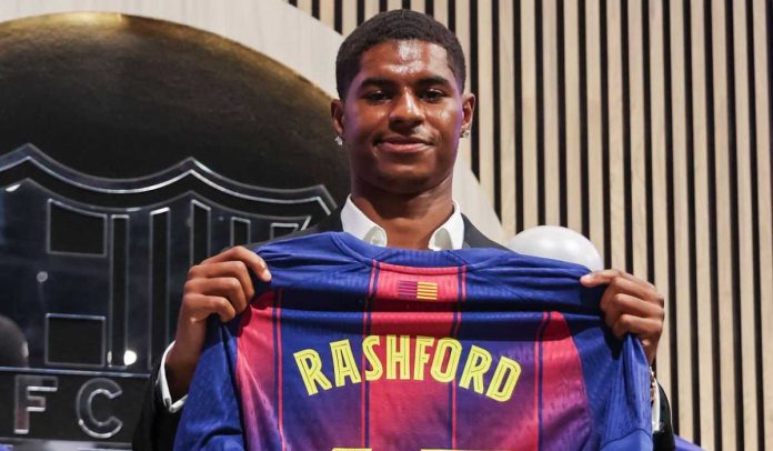 Marcus Rashford menunjukkan jersey dengan namanya di Barcelona