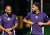 Matheus Cunha sedang berbicara dengan Bryan Mbeumo