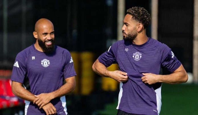 Matheus Cunha sedang berbicara dengan Bryan Mbeumo