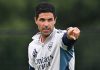 Mikel Arteta memberi instruksi di sesi latihan Arsenal