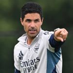 Mikel Arteta memberi instruksi di sesi latihan Arsenal