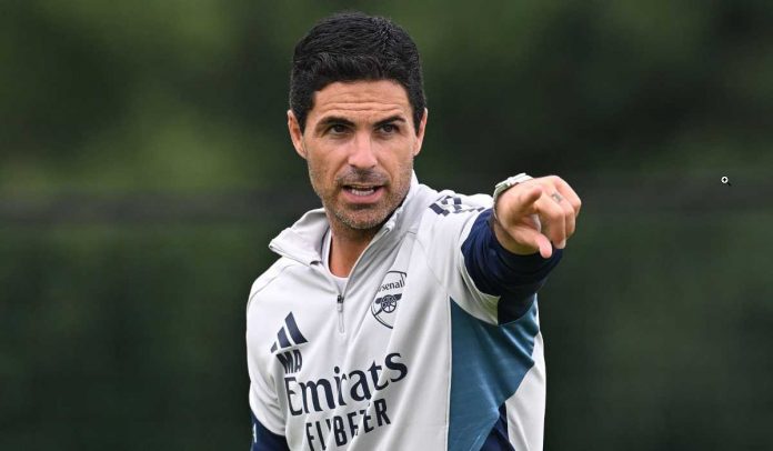 Mikel Arteta memberi instruksi di sesi latihan Arsenal