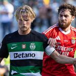 Morten Hjulmand berebut bola dengan Orgun Kokcu