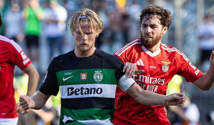 Morten Hjulmand berebut bola dengan Orgun Kokcu