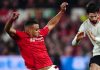 Murillo berusaha merebut bola dari Dominik Szoboszlai