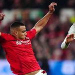 Murillo berusaha merebut bola dari Dominik Szoboszlai