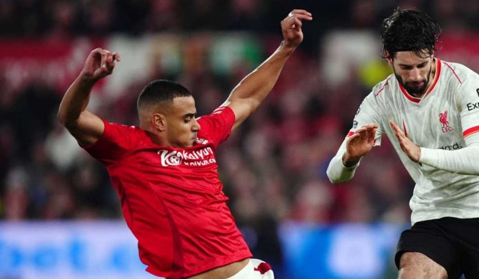 Murillo berusaha merebut bola dari Dominik Szoboszlai
