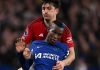 Nicolas Jackson berebut bola dengan Harry Maguire