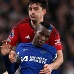 Nicolas Jackson berebut bola dengan Harry Maguire