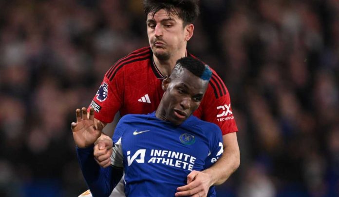Nicolas Jackson berebut bola dengan Harry Maguire