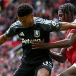 Ollie Watkins pertahankan bola dari gangguan Ayden Heaven'