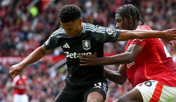 Ollie Watkins pertahankan bola dari gangguan Ayden Heaven'