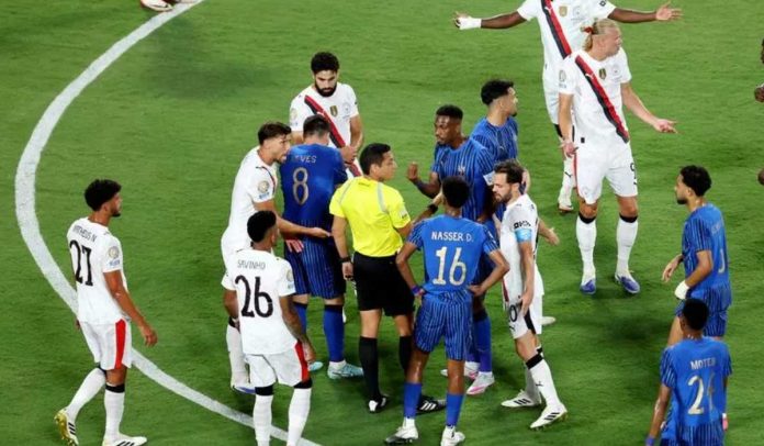 Para pemain Al-Hilal protes keputusan mengesahkan gol Bernardo Silva
