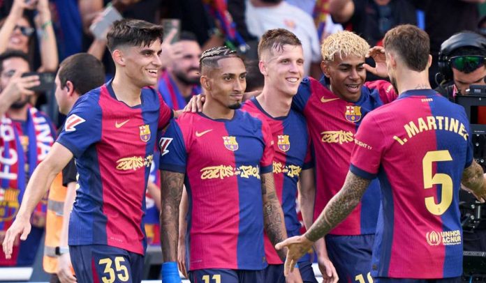 Para pemain Barcelona merayakan gol ke gawang Real Madrid