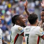 Para pemain Chelsea merayakan gol Joao Pedro ke gawang Fluminense