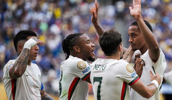 Para pemain Chelsea merayakan gol Joao Pedro ke gawang Fluminense