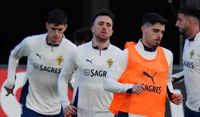 Pedro Neto dan Diogo Jota saat berlatih di timnas Portugal