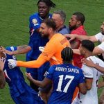 Pemain CHelsea Joao Pedro ditampar Luis Enrique pelatih PSG