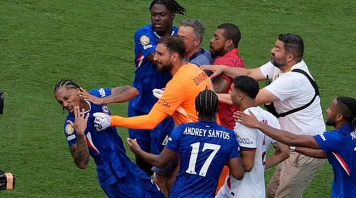 Pemain CHelsea Joao Pedro ditampar Luis Enrique pelatih PSG