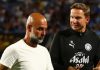 Pep Lijnders sedang berbicara dengan Pep Guardiola