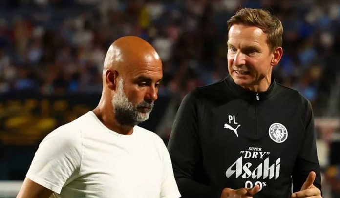 Pep Lijnders sedang berbicara dengan Pep Guardiola
