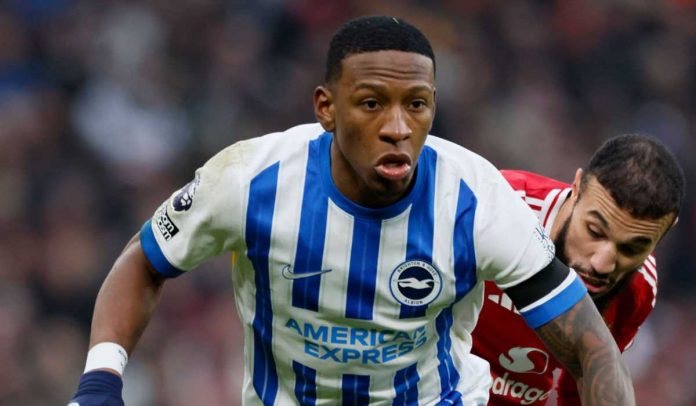 Pervis Estupihan di laga Manchester United vs Brighton