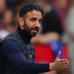 Ruben Amorim memberi instruksi pada para pemain Manchester United